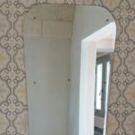 Specchio con bordo in ottone inserito in arredamento antico