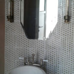 Specchio sagomato stile antico usato nelle masserie salentine restaurate.