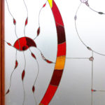 Vetrata artistica dai colori vivaci con particolari di vetro di murano dona colore all'ambiente circostante