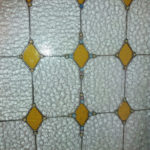 vetrata artistica con disegni geometrici realizzati con inserti in vetro di Murano