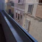 Ringhiera di un balcone in vetro stratificato